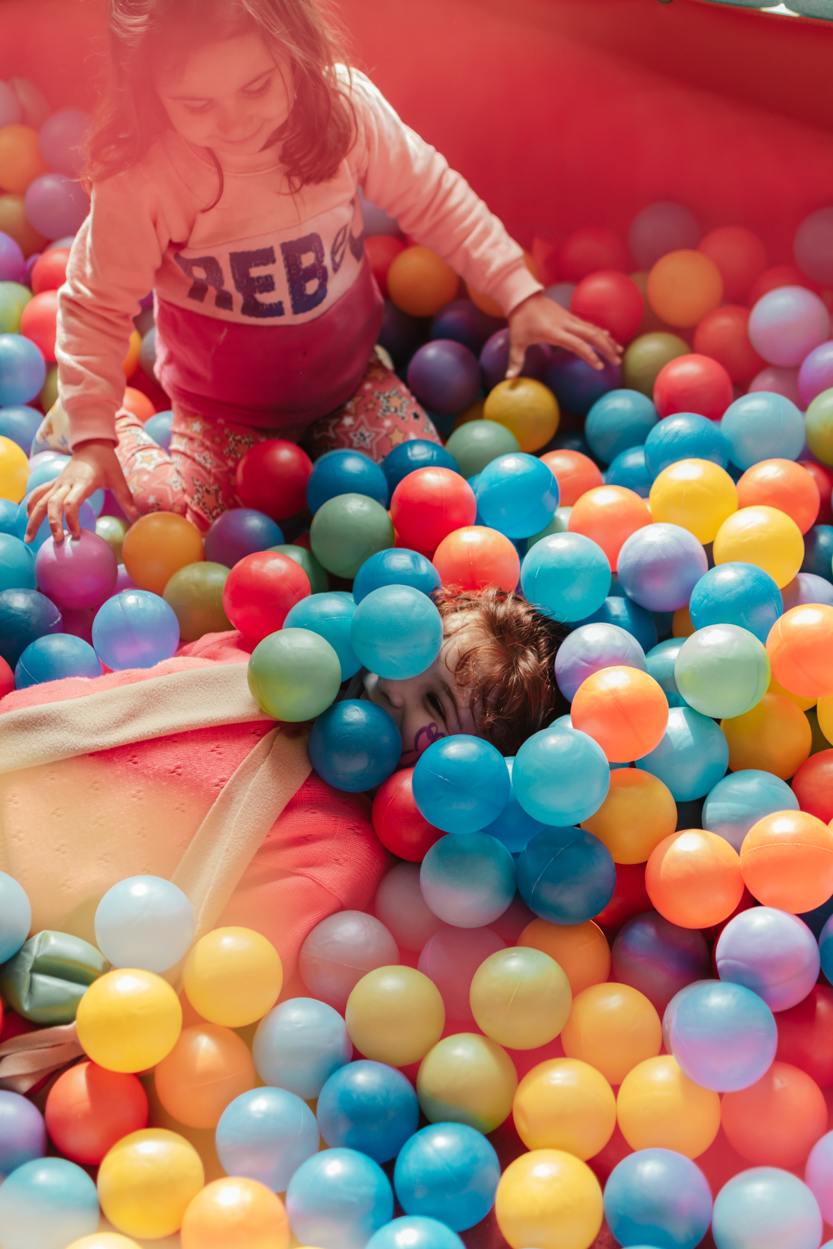 Niños jugando en pelotero fotografiados por Bontempi Fotografía
